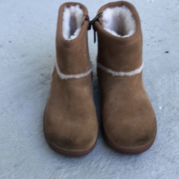 Uggs   - Picture 3 of 8